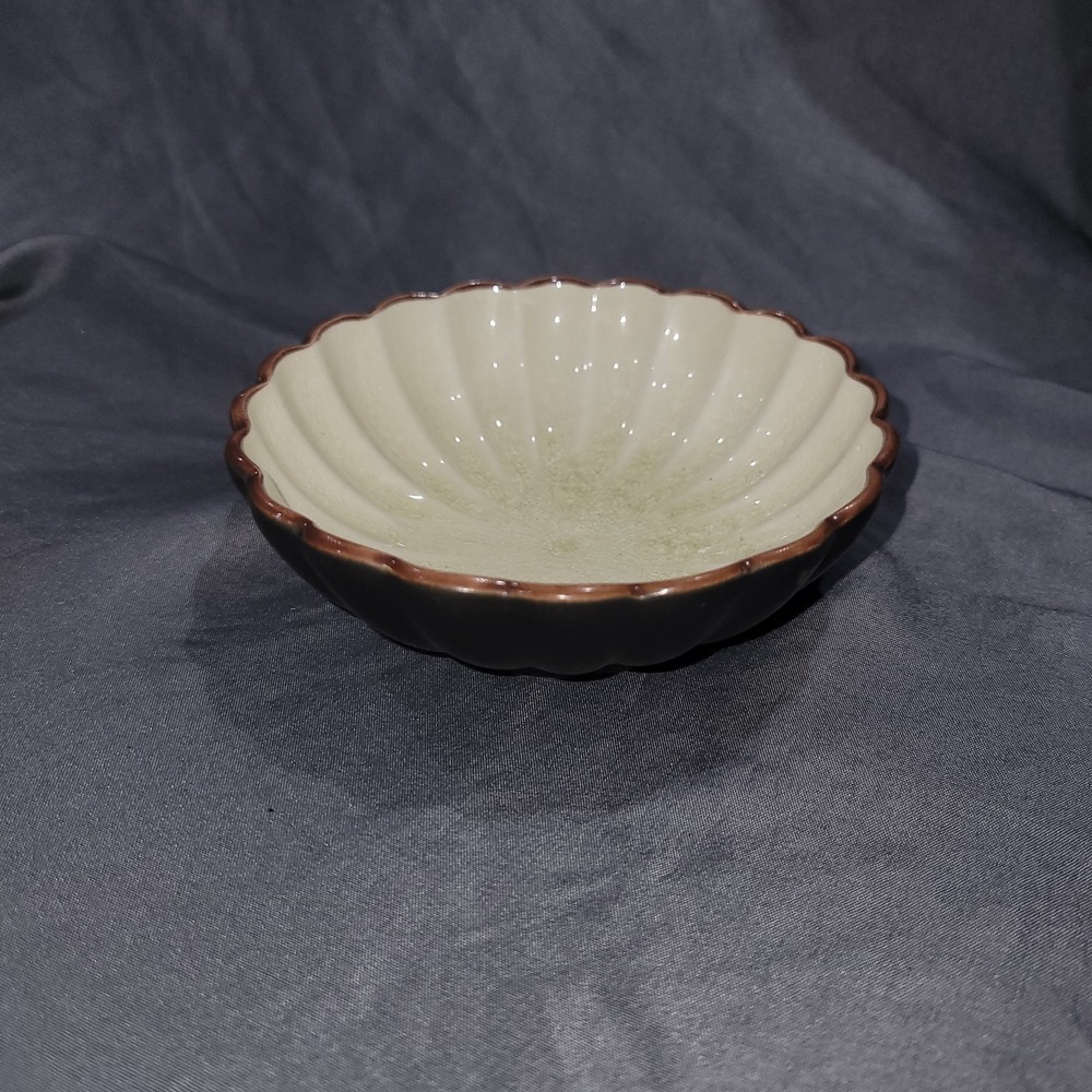 Pier 1 small scalloped bowl Approx. 4 1/4" x 2 3/4" Good condition